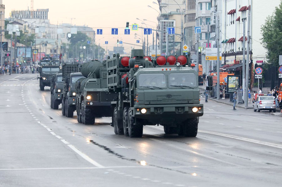 Проезд военной техники перед ночной репетицией Парада Победы в Москве 18 июня.